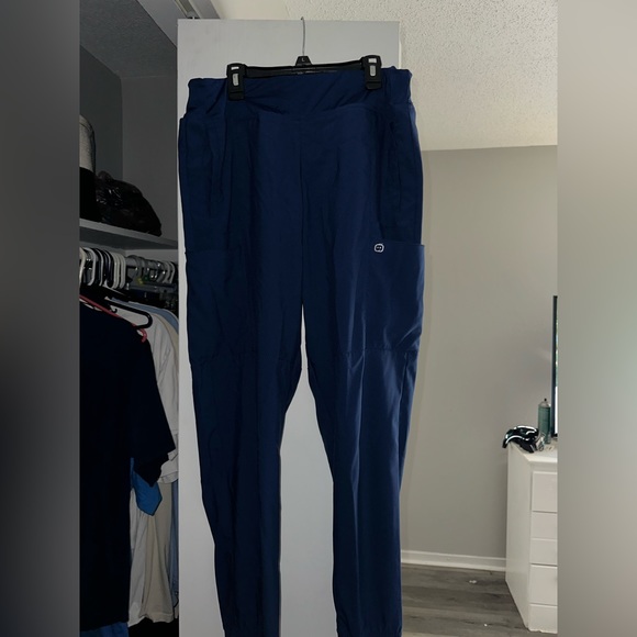 Assorted scrubs - Picture 12 of 13